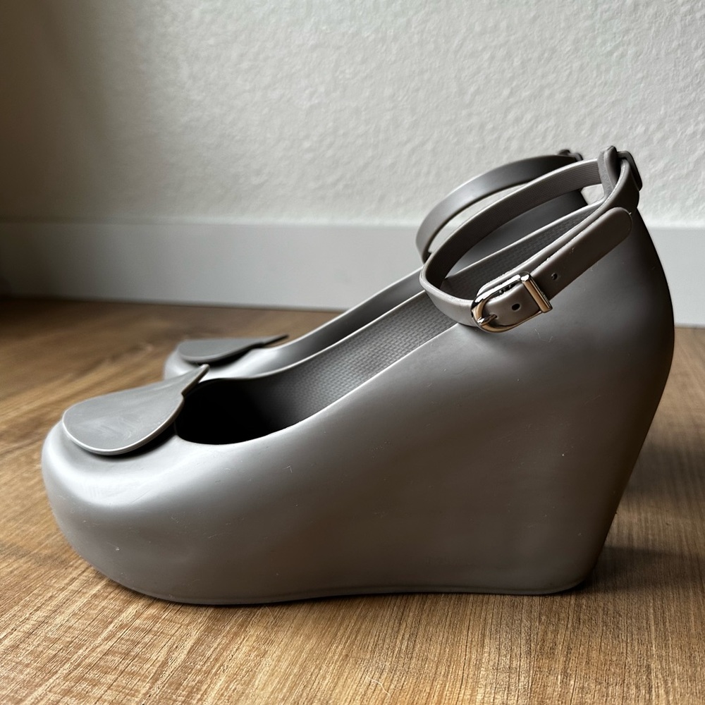 MELISSA-  Toffee Apple Wedges with Heart in Grey